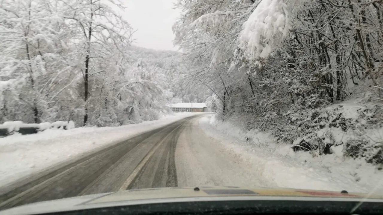 Situația traficului duminică dimineața: Polei și ninsori pe unele drumuri