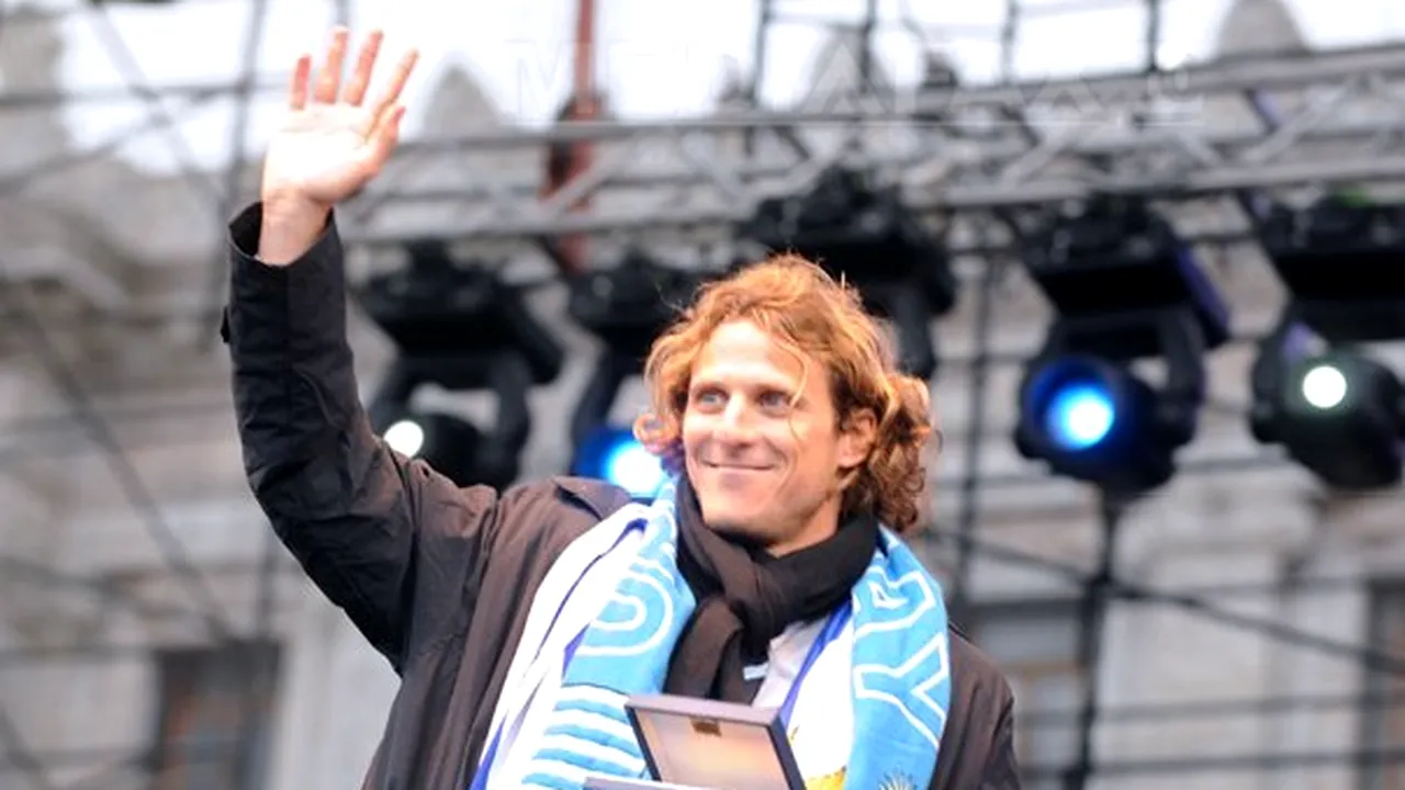 Diego Forlan şi-a sărutat iubita în faţa camerelor de luat vederi - VIDEO