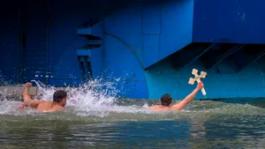 Tradiţii de Bobotează: Fetele îşi visează ursitul, bărbaţii se întrec pentru a scoate crucea din apă / Cum se pregăteşte masa de Bobotează / Ce să faci ca să ai noroc