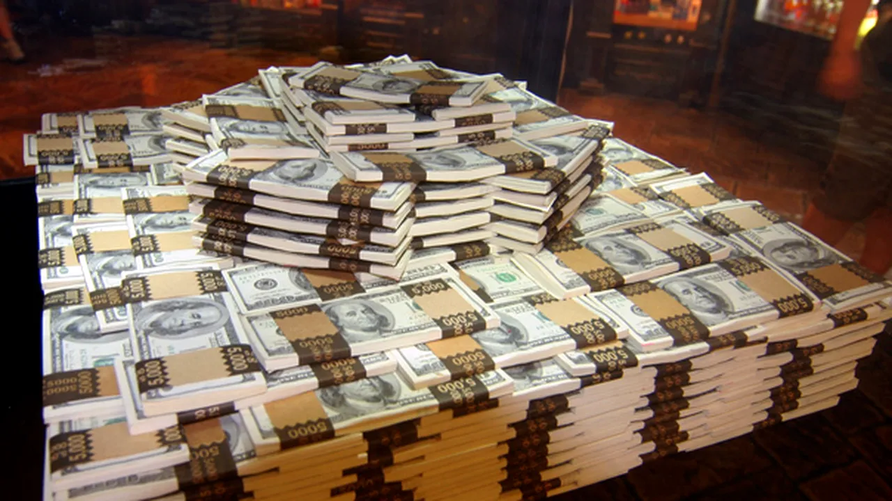 Miliardarii lumii păstrează munţi de bani în numerar, de teama riscurilor de pe piaţa financiară