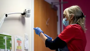 AstraZeneca prin ochii unui medic român din UK. Ioana Popa a fost marcată de moartea unui pacient în urma imunizării
