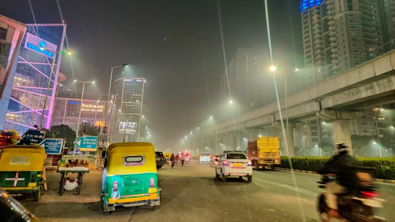 New Delhi: temperaturile scăzute şi ceaţa densă au perturbat traficul aerian şi feroviar 