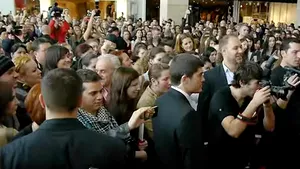 Sute de persoane s-au înghesuit la deschiderea primului magazin H&M din România - VIDEO