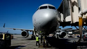 Vrei să pui bagajul în compartimentul de deasupra? O companie aeriană va începe să taxeze acest serviciu