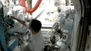 Doi astronauţi de pe ISS au dansat pe ritmurile piesei 