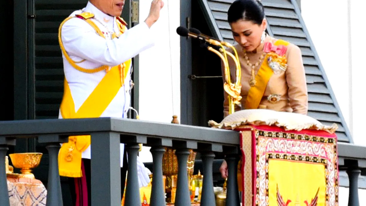 Noi dezvăluiri sordide despre ”izolarea în harem” a regelui Thailandei. Cum decurge carantina extravagantului monarh