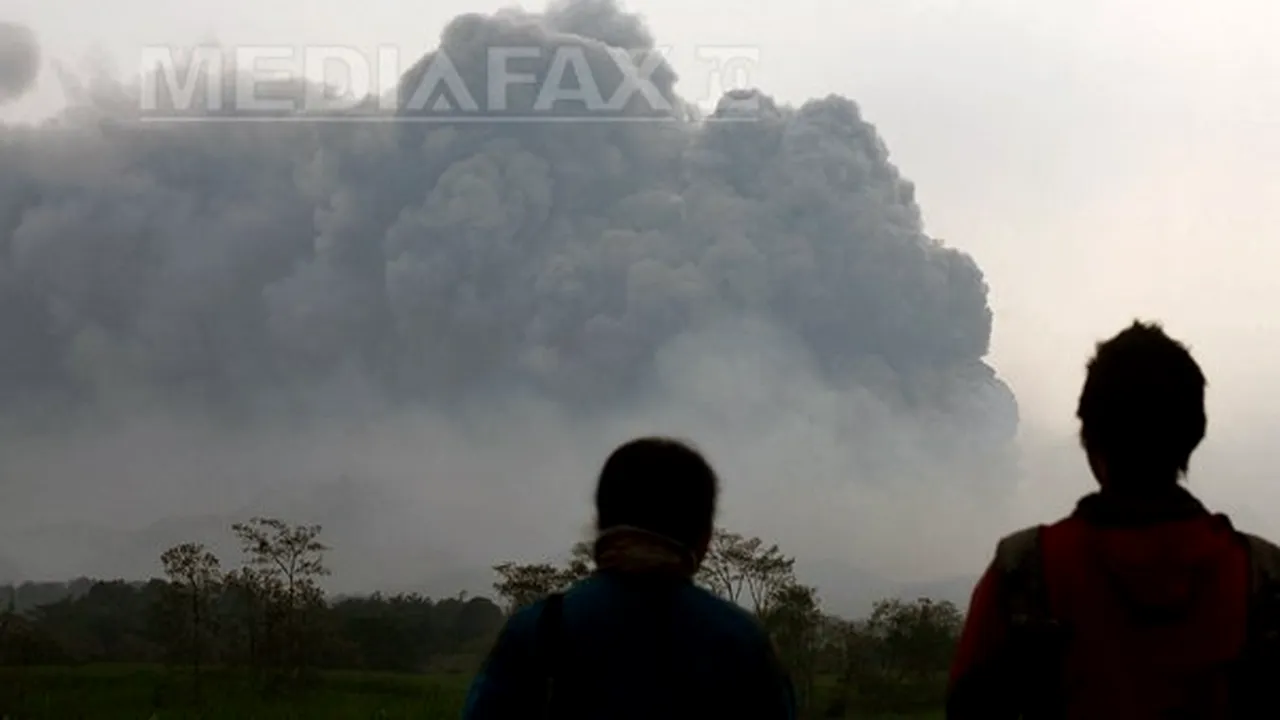 Sute de mii de persoane evacuate şi aeroporturi închise în Indonezia, după erupţia Vulcanului Kelud - FOTO
