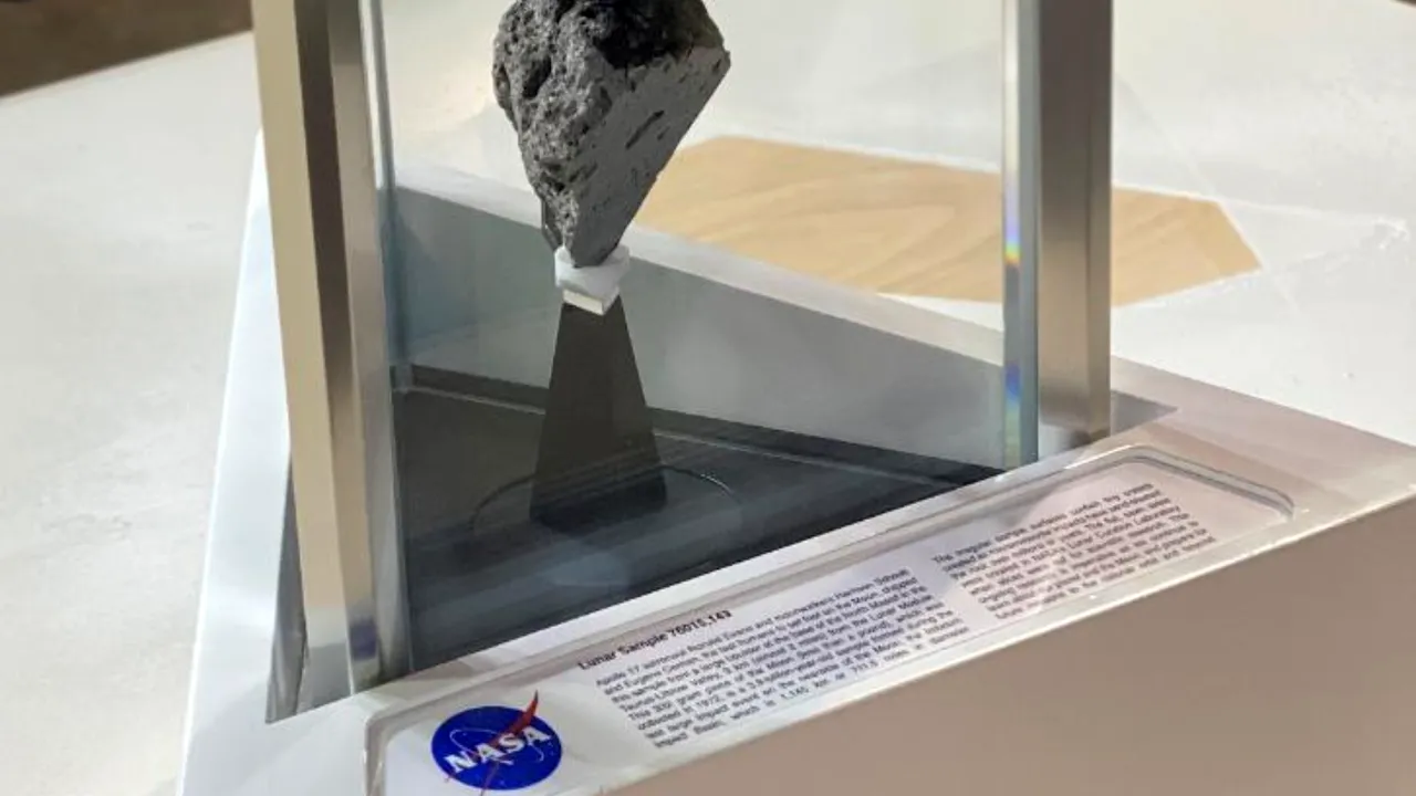 FOTO: De pe Lună, în Biroul Oval. NASA a împrumutat Casei Albe o rocă veche de 3,9 miliarde de ani