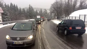 FOTO Circulaţia pe DN 1, dinspre Braşov către Valea Prahovei, a fost deviată din cauza aglomeraţiei