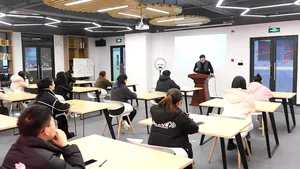 China vrea să introducă lecţii de romantism în şcoli. Printre propuneri este şi renunţarea la lecţiile obligatorii de limba engleză