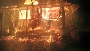 Incendiu la o cabană din Dărmăneşti: Cinci persoane s-au autoevacuat - FOTO