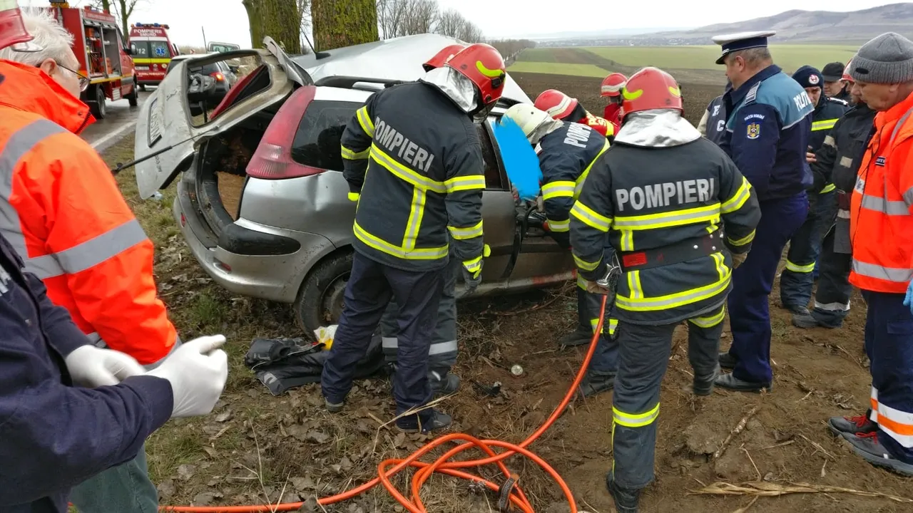 Accident cumplit, după ce un şofer a pierdut controlul maşinii: Bilanţul victimelor - FOTO