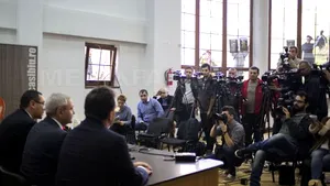 Victor Ponta, întâmpinat cu huiduieli la Sibiu, la o conferinţă a pensionarilor. O tânără avea o coroană cu numele premierului. Ponta: Mi s-au întâmplat multe, dar nu asta - FOTO