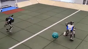 VIDEO inedit. Roboţii cu inteligenţă artificială joacă fotbal