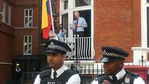 Julian Assange, fondatorul Wikileaks, a primit cadou o pisică pentru a-i ţine companie