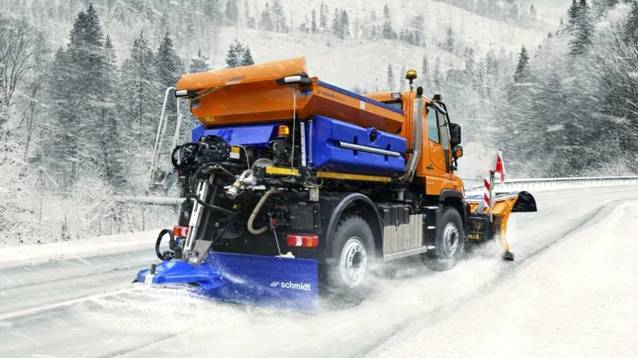 Dotări SF pe drumurile dintr-un județ: senzori pentru monitorizarea vremii și a traficului și un utilaj pentru întreținere/deszăpezire/curățenie