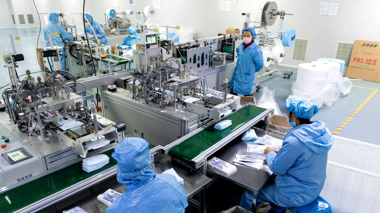 Noul coronavirus este contagios şi înainte de apariţia simptomelor. Avertismentul transmis de medicii chinezi 