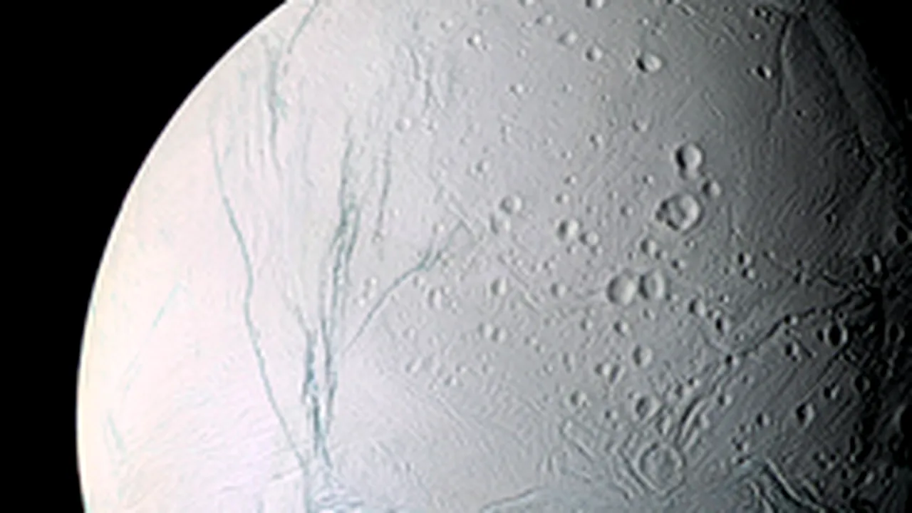 Unul dintre sateliţii lui Saturn prezintă mişcări tectonice similare celor de pe Terra (Galerie Foto)