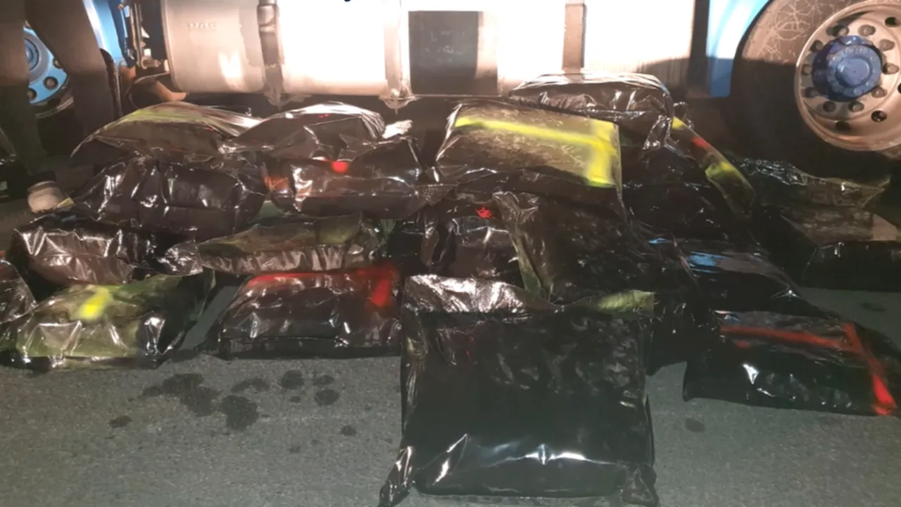 Zeci de kilograme de cannabis, descoperite în rezervorul unui tir din Capitală