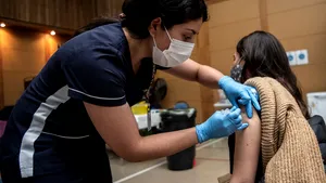 Rată de vaccinare pe vârste: un copil din 82 şi un vârstnic din trei, vaccinaţi împotriva COVID-19 în România