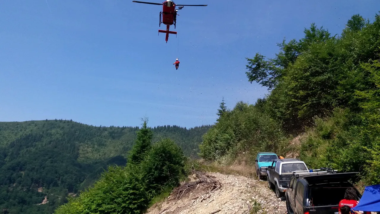 Intervenţie extrem de dificilă, la un accident în Munţii Ţibleşului: Medicul şi rănitul, preluaţi cu troliul de elicopterul SMURD şi transportaţi în afara acestuia până a putut ateriza în siguranţă