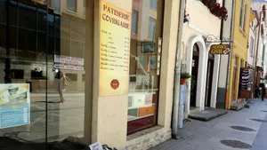 O patiserie din Craiova donează produsele nevândute celor cărora le este foame. Pachetele cu plăcinte, pizza ori cornuri, însoţite de un mesaj sugestiv