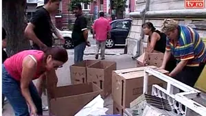 Uniunea Artiştilor Plastici - fără sediu şi scoasă în stradă (Galerie Foto)