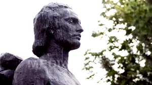 MAE: Poliţia din Cernăuţi a identificat partea dispărută din bustul lui Eminescu, monitorizăm cazul