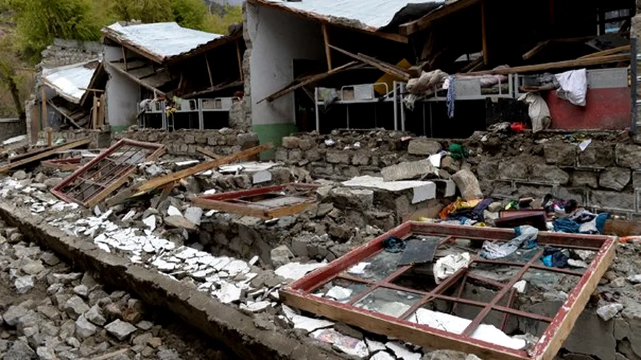 Salvări miraculoase după cutremurul din Nepal: Un bărbat în vârstă de peste 100 de ani, între cele patru persoane salvate la opt zile după seism
