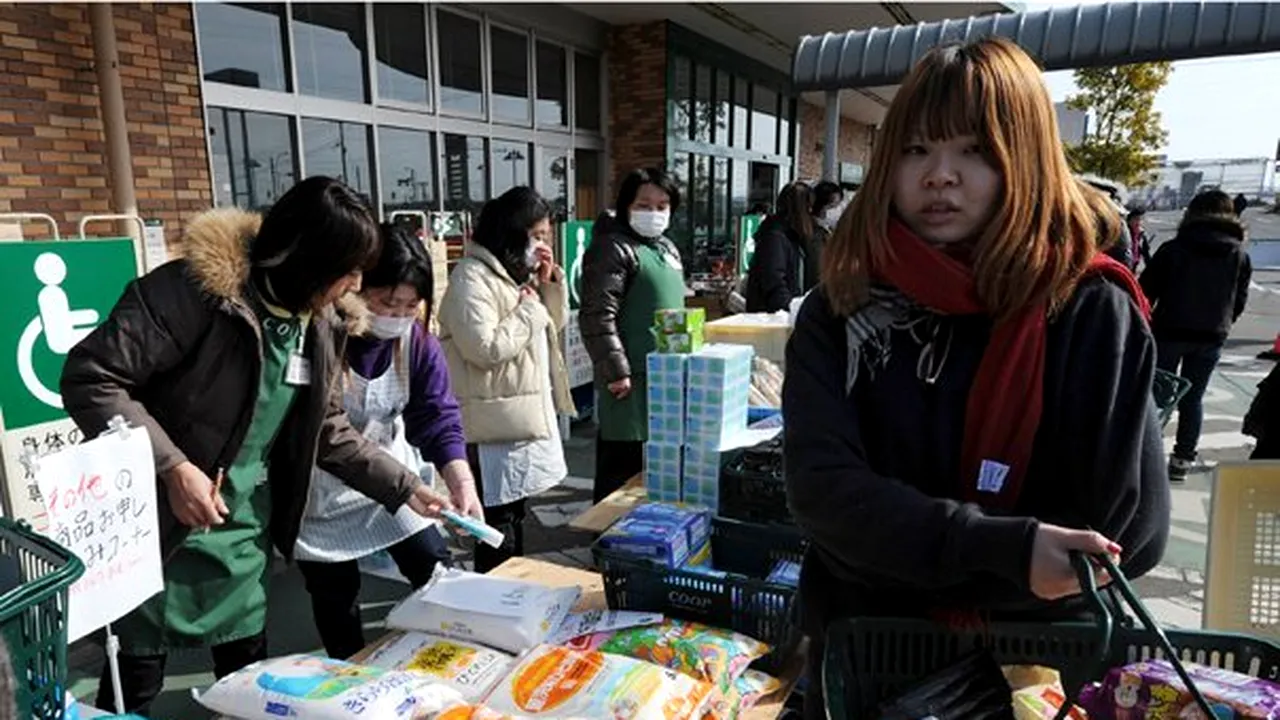 Guvernul le cere japonezilor să nu mai golească magazinele