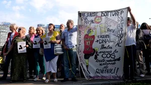 PROTEST în faţa Guvernului: Aproximativ 300 de persoane au cerut DEMISIA lui Ponta - FOTO