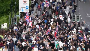 Violențe de stradă în Marea Britanie după uciderea unui tânăr. Autoritățile fac apel la calm