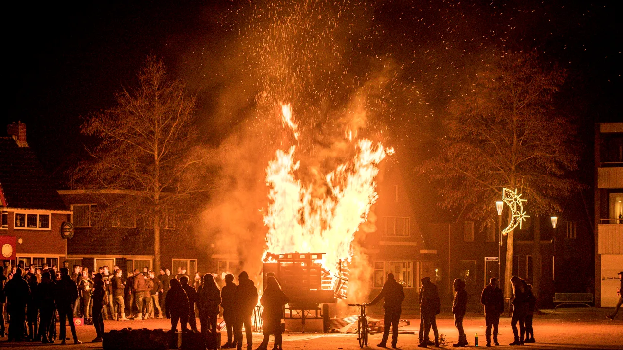 Tradiţie de Revelion, sau formă de protest: Rulote, scutere şi maşini incendiate în Olanda în noaptea dintre ani