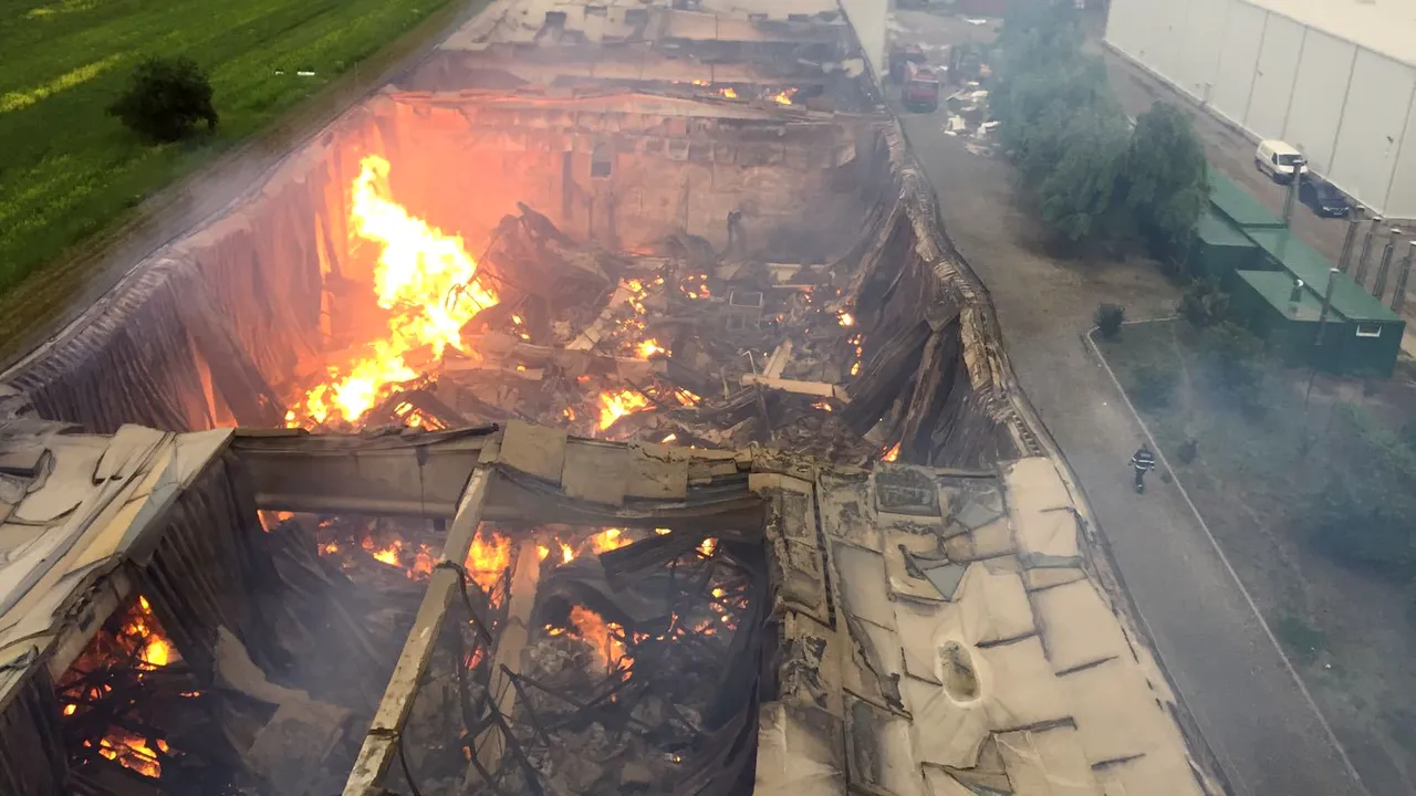 INCENDIUL de la depozitul cu arhive din Ilfov a fost declarat stins după 10 zile