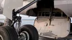 Un miros insuportabil și o descoperire macabră pe aeroport: cadavrul unui tânăr, găsit în compartimentul roții unui avion venit din Tokyo