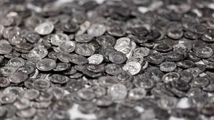 Tezaur spectaculos din vremea Imperiului Roman: 934 de monede de argint, găsite pe un câmp