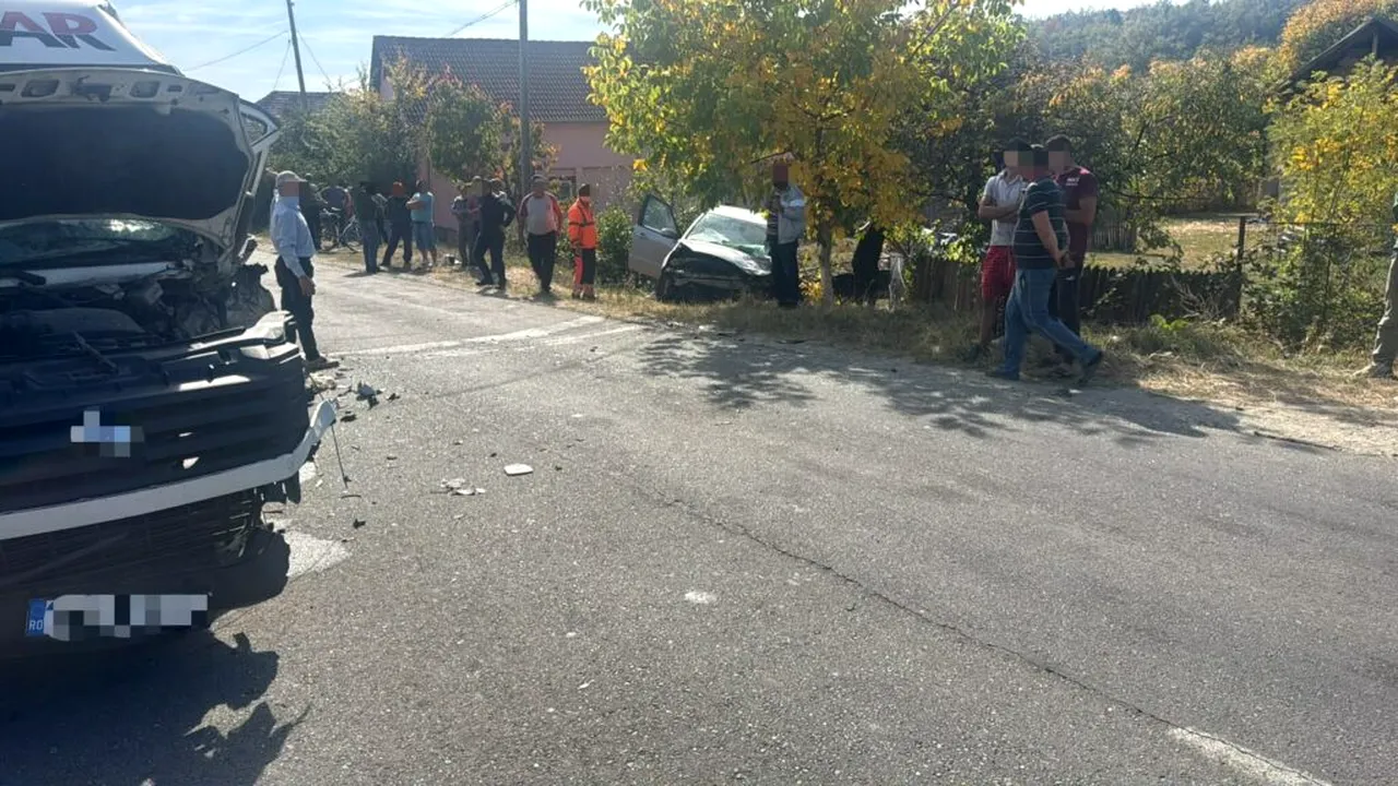 Impact violent între o mașină și un microbuz, în Vâlcea. Opt persoane au nevoie de îngrijiri medicale
