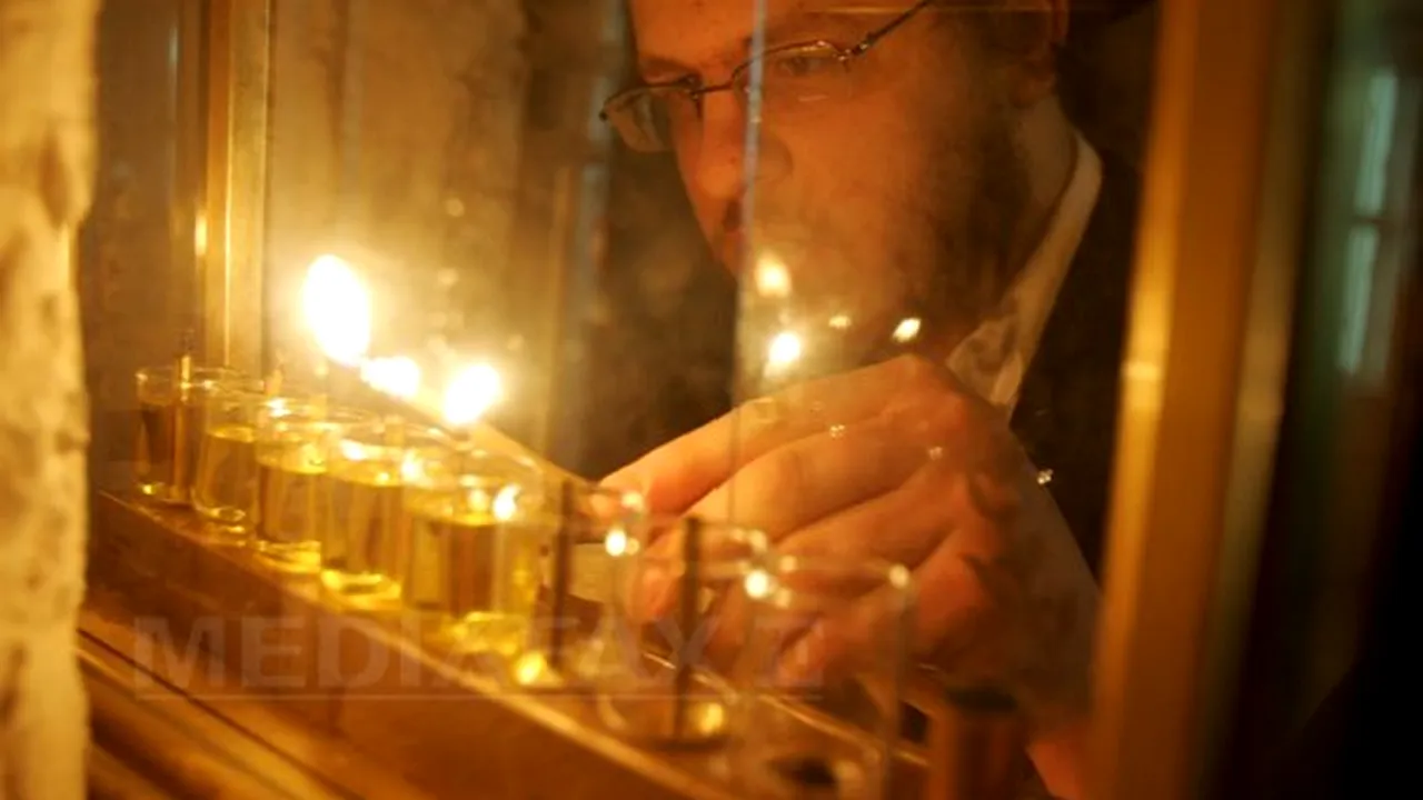 Fundaţia Ronald S. Lauder România a aprins, miercuri, lumânările de Hanukah şi de Crăciun