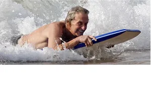 Michael Douglas, vindecat? A făcut surfing în Hawaii - FOTO