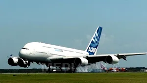 Un avion A380 al companiei Emirates s-a întors din drum din cauza unei defecţiuni la un motor