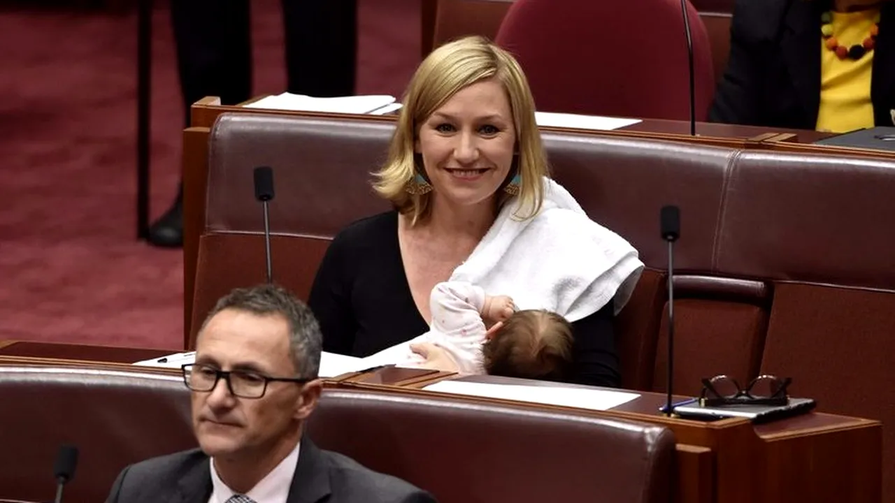 Senatoarea care îşi alăptează copilul în Parlament a devenit virală pe internet. Ce mesaj a transmis întregii lumi 