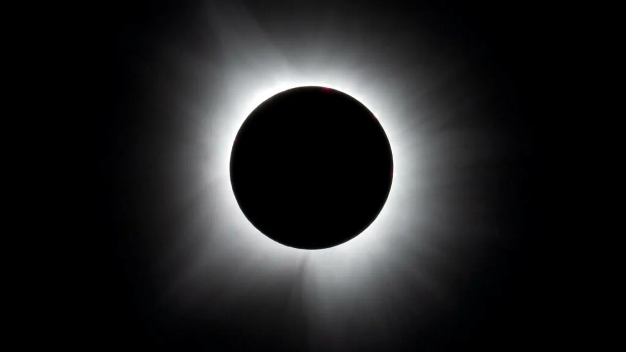 NASA trimite un avion să „prindă” umbra eclipsei. Misiunea care va prelungi întunericul total la aproape trei minute