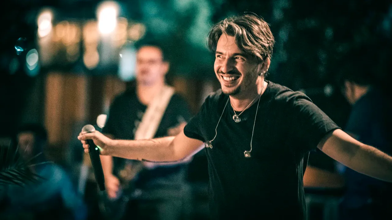 Solistul trupei JukeBox este primul artist vaccinat anti COVID-19 din România