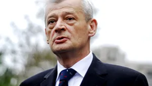 Circulaţia întreruptă pe o stradă pentru ca Oprescu să-şi ţină discursul după exit-poll-uri