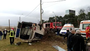 FOTO Un micobuz şcolar cu aproape 20 de copii s-a răsturnat în Hunedoara. S-a activat planul roşu de intervenţie/ Treisprezece copii au ajuns la spitale