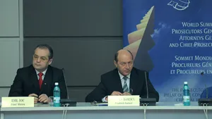 Înălţimea unui pupitru i-a creat probleme lui Boc şi l-a amuzat pe Băsescu