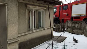 GALERIE FOTO Explozie într-o locuinţă din Medgidia: O femeie a fost rănită 