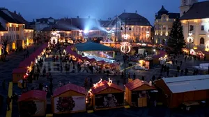 Colinde, spectacole pentru copii, cadouri şi bunătăţi de sezon: Mii de persoane au asistat la deschiderea Târgului de Crăciun de la Sibiu - FOTO