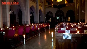 Credincioşii romano-catolici au fost prezenţi doar spiritual la slujba de Paşte. Pe scaune dintr-o biserică au fost lipite poze cu credincioşi