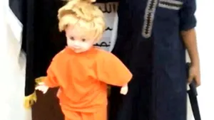 Un copil decapitează o păpuşă, într-o 